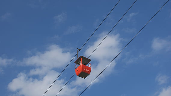 himmel, svævebane, enkel, overhead svævebane, transportmidler, stålkabel, sky - himmel, rød, lav vinkel visning, natur, ingen mennesker, kabel, dag, hængende, skilt, blå, forbindelse, udendørs, rødt lys, elektricitet, teknologi, retning, stopskilt, meddelelse, Strømforsyning, 4K, CC0, offentligt domæne, royaltyfrie