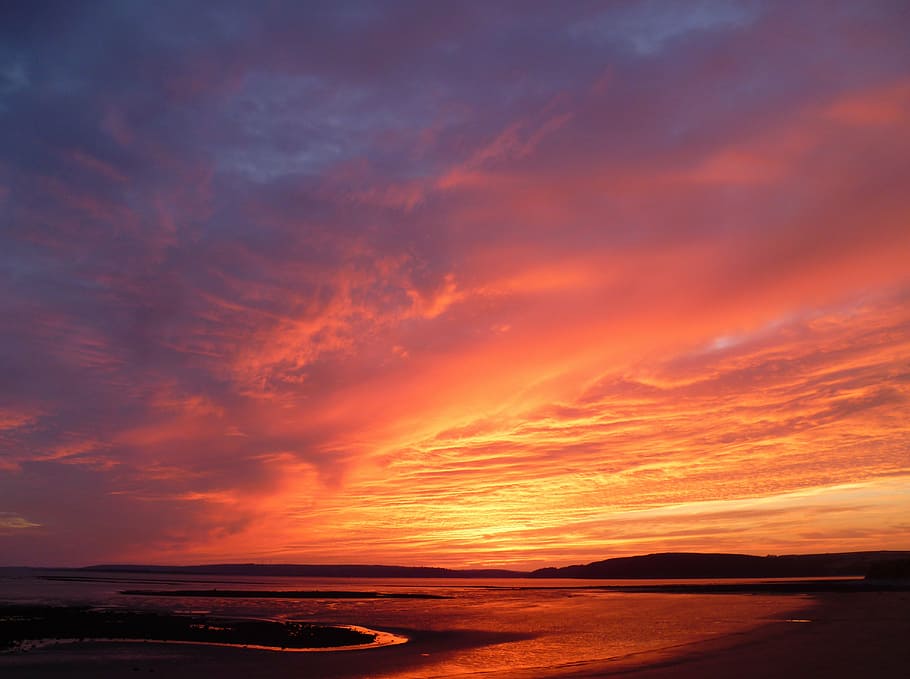 vora del mar, muntanyes, ennuvolat, cel, paisatge, Riba, posta de sol, núvols, temps, naturalesa, color, fons de posta de sol, cel del capvespre, bell paisatge, núvols de cel, horitzó, llum, fons de natura, bellesa natural, groc, taronja, porpra, Gales, carmarthen, vespre, mar, escenics, núvol - cel, a l'aire lliure, escenics - natura, aigua, cel dramàtic, bellesa a la natura, tranquil·litat, medi ambient, escena tranquil·la, cap gent, cloudscape, terra, color taronja, horitzó sobre l’aigua, cel romàntic, 4K
