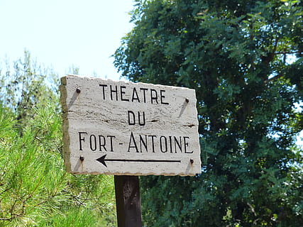 scudo, elenco, segnaletica, direzione, Il prossimo, marcatura, monaco, teatro continui antoine, forte antoine, testo, comunicazione, sceneggiatura occidentale, albero, cartello, pianta, informazione, segno di informazione, giorno, natura, nessuno, colore verde, guida, lettera maiuscola, legno - materiale, sceneggiatura non occidentale, copione, crescita, all'aperto, simbolo della freccia, Messaggio, 4K, CC0, dominio pubblico, privo di copyright