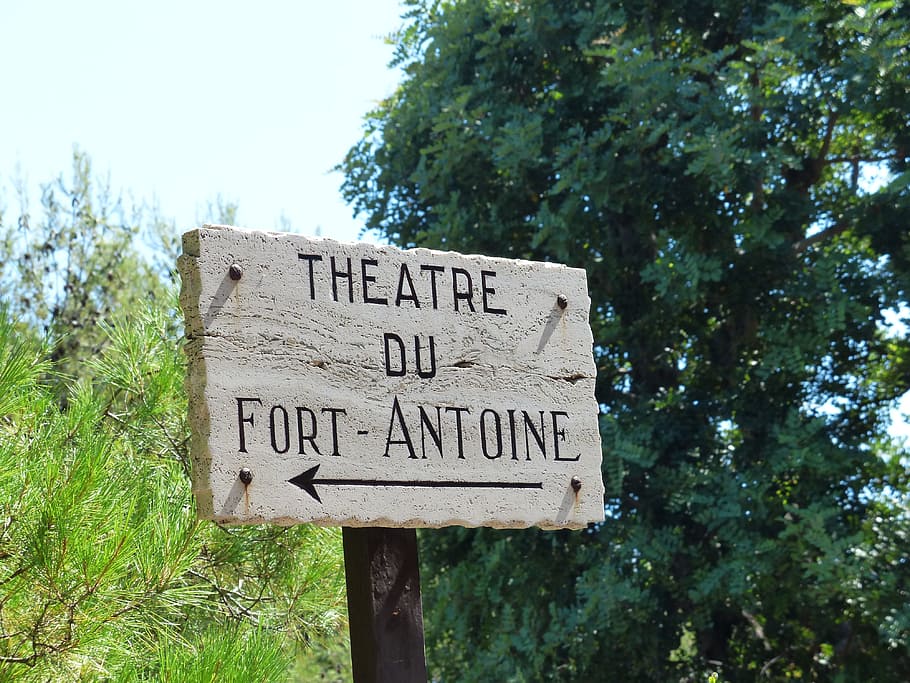 escut, directori, senyalització, direcció, Pròxim, marcatge, monaco, continuació de teatre, fort antoine, text, comunicació, guió occidental, arbre, signe, planta, informació, signe d'informació, dia, naturalesa, cap gent, color verd, orientació, lletra majúscula, material de fusta, script no occidental, guió, creixement, a l'aire lliure, símbol de fletxa, missatge, 4K