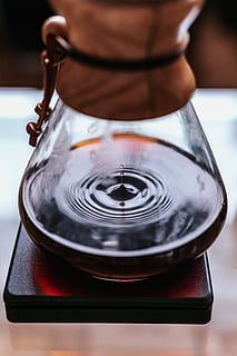 Kaffeetropfen, Krug, Nahansicht, Fotografie, Kaffeemaschine, Kaffee, fallen, tropfen, chemex, Leder, drinnen, Gerät, Fokus auf den Vordergrund, Herd, eine Person, einzelnes Objekt, Küche, Tag, High Angle View, Küchenutensilien, Wohnraum, Lebensstile, Hitze - Temperatur, Metall, Das Leben zu Hause, 5K, CC0, gemeinfrei, lizenzfrei
