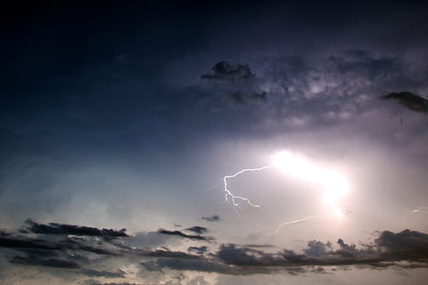 lyn, skyer, nat, tordenvejr, vejr, storm, himmel, natur, regn, torden, lys, strejke, Bolt, sky - himmel, mørk, cloudscape, udendørs, solnedgang, blå, skønhed i naturen, magt i naturen, strøm, ingen mennesker, storm sky, scenics - natur, dramatisk himmel, lav vinkel visning, advarselsskilt, overskyet, ildevarslende, meteorologi, 2K, CC0, offentligt domæne, royaltyfrie