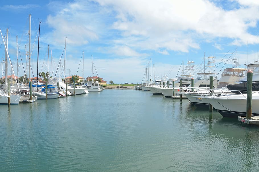 barca, marina, immagazzinato, ormeggiato, assicurato, sicurezza, all'aperto, Florida, Stati Uniti d'America, acqua, mare, viaggio, yacht, porto, cielo, oceano, molo, porta, bacino, paesaggio, vacanza, nautico, città, vela, riflessione, baia, ricreazione, moderno, canottaggio, tempo libero, yachting, nave nautica, mezzi di trasporto, modo di trasporto, nuvola - cielo, giorno, barca a vela, natura, lungomare, nessuno, molo commerciale, ancorato, 4K