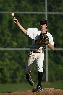 Baseball, Spieler, Spiel, werfen, Sport, Wettbewerb, Ball, Aktion, Athlet, Uniform, männlich, Teenager, sportlich, Handschuh, Zaun, abholen, zuerst werfen, Krug, Hügel, eine Person, Baseball - Sport, Kleidung, echte Menschen, Stehen, in voller Länge, Männer, Tag, Freizeitbeschäftigung, Baseballuniform, junger Erwachsener, Fokus auf den Vordergrund, Baseballspieler, Grenze, Barriere, draußen, 2K, CC0, gemeinfrei, lizenzfrei