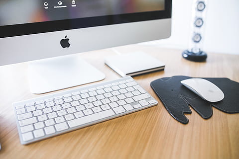 plata imac, ratón mágico, parte superior, mesa, computadora, manzana, imac, teclado, ratón, monitor, lcd, tecnología, lugar de trabajo, trabajo, trabajando, espacio de trabajo, oficina, escritorio, escritorio de madera, de madera, cojín de elefante, eames elefante, vitra, eames, equipo de computadora, mueble, PC de escritorio, comunicación, conexión, ratón de computadora, monitor de computadora, tecnología inalámbrica, adentro, nadie, negocio, naturaleza muerta, material de madera, llave de computadora, 4K, CC0, dominio público, libre de derechos