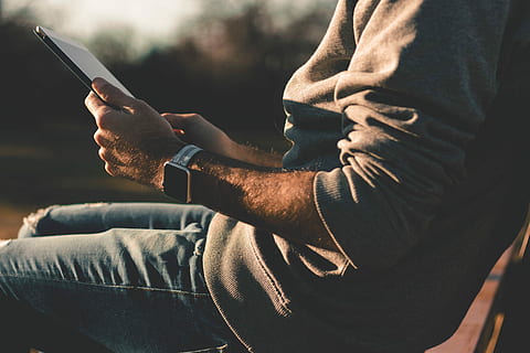 persona, assegut, cadira, utilitzant, tauleta, celebració, ipad, rellotge de poma, tecnologia, mans, texans, secció mitjana, comunicació, una persona, tecnologia sense fils, homes, roba casual, estils de vida, adult, activitat d'oci, centrar-se en primer pla, persones reals, connexió, primer pla, dia, telèfon mòbil, mascles, mà, 5K, CC0, domini públic, lliure de regalies