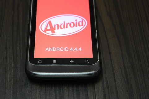 smartphone, Android, tehnologie, telefon, atingere, telefon mobil, dispozitiv mobil, telefoane mobile, text, western script, comunicare, a închide, în interior, nici o persoana, un singur obiect, conexiune, industrie, tehnologia fără fir, semn, roșu, natură moartă, majusculă, lemn - material, reflecţie, culoare neagră, transport, aducere aminte, 4K, CC0, domeniu public, fără drepturi de autor