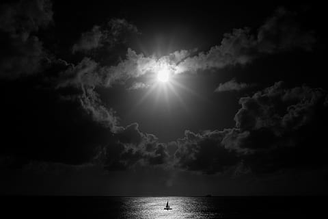gri tonlamalı fotoğraf, vücut, Su, gökyüzü, siluet, tekne, deniz, karanlık, gece, bulut, ay, gün batımı, bulut - gökyüzü, ufuk, doğada güzellik, doğa, Güneş ışığı, güneş ışını, manzaralar - doğa, su üzerinde ufuk, fırtına, Güneş, cloudscape, yansıma, insansız, huzur, açık havada, tünelin sonunda ışık, 5K, CC0, kamu malı, telif ücretsiz