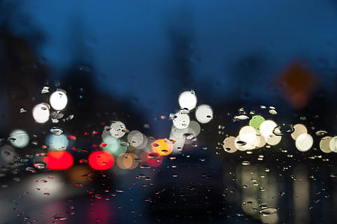 fotografia di bokeh, rugiada dell'acqua, finestra, auto, sfocatura, sfocato, bokeh di sfondo, luminosa, lampada, città, avvicinamento, colorato, colore, buio, defocused, unità di azionamento, guida, far cadere, goccioline, gocce, crepuscolo, sera, messa a fuoco, primo piano, bicchiere, luminoso, entro, fari, notte, pioggia, goccia di pioggia, rosso, strada, selettivo, piccolo, morbido, tempesta, attraverso, traffico, trasparente, trasporto, acqua, tempo metereologico, bagnato, parabrezza, sfondi, astratto, vetro - materiale, nessuno, in casa, illuminato, veicolo a motore, natura, stagione piovosa, riflesso lente, purezza, 2K, CC0, dominio pubblico, privo di copyright