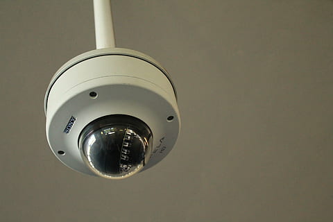 Fotoaparát, bezpečnost, sony, detail, nikdo, spojení, elektřina, uvnitř, jeden objekt, technologie, ochrany životního prostředí, paliva a energie, sdělení, kabel, Příroda, kov, kopie prostor, studio shot, osvětlovací zařízení, elektrická zástrčka, stálý život, stříbrné barvy, lesklý, 4K, CC0, veřejná doména, bez autorských práv