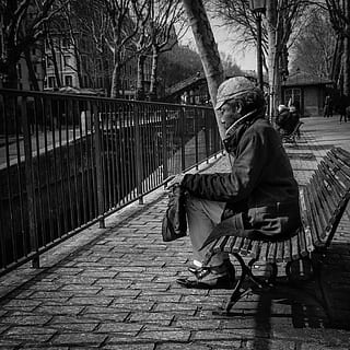 París, hombre, perspectiva, banco, canal, al aire libre, una persona, longitud total, sentado, calle, gente, gente real, día, hombres, ropa, estilos de vida, árbol, vista lateral, sendero, adulto mayor, asiento, ropa de abrigo, machos, adulto, invierno, capucha - ropa, problemas sociales, Banco del parque, 2K, CC0, dominio público, libre de derechos