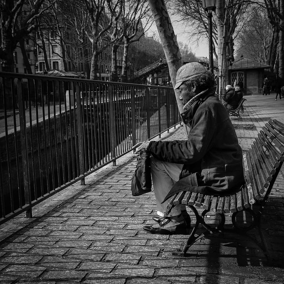 paris, home, perspectiva, banc, canal, a l'aire lliure, una persona, longitud completa, assegut, carrer, gent, persones reals, dia, homes, roba, estils de vida, arbre, vista lateral, sendera, adult gran, seient, roba calenta, mascles, adult, hivern, caputxa - roba, temes socials, Banc del parc, 2K