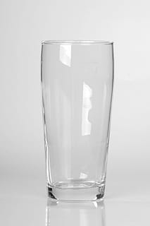 drikke, vin, væske, parti, krystal, fedt nok, øl, drikker øl, glas, ølbriller, blank, tomt glas, kvalitetsdrik, glas glas, fødevarer drikkeklar, alkohol, gennemsigtig, nuværende billede, design, studio skud, drikkeglas, husholdningsudstyr, mad og drikke, forfriskning, indendørs, vand, hvid baggrund, glas - materiale, enkelt objekt, drikker vand, ingen mennesker, friskhed, tæt på, stilleben, skåret ud, renhed, ren, 5K, CC0, offentligt domæne, royaltyfrie