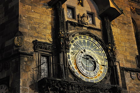 Beton, Gebäude, mechanisch, Turmuhr, Prag, Uhr, Turm, astronomisch, alt, Tschechisch, Stadt, Dorf, Europa, Wahrzeichen, Zeit, die Architektur, Tourismus, Stadt, Reise, Astrologie, Geschichte, historisch, berühmt, Symbol, astrologisch, europäisch, Gebäudehülle, gebaute Struktur, Glockenturm, römische Ziffer, Flachwinkelansicht, keine Leute, Reiseziele, astronomische Uhr, Tag, die Vergangenheit, Astronomie, draußen, Ziffernblatt, Weltraum und Astronomie, 2K, CC0, gemeinfrei, lizenzfrei