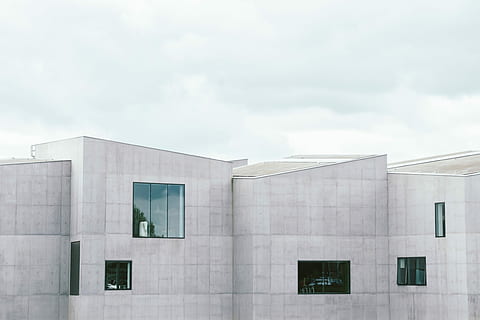 grigio, costruzione, in piedi, accanto, struttura costruita, architettura, esterno dell'edificio, moderno, attività commerciale, nessuno, finestra, posto di lavoro, caratteristica della parete, all'aperto, nuvola - cielo, giorno, cielo, vetro - materiale, città, natura, riflessione, ufficio, copia spazio, calcestruzzo, edificio per uffici esterno, 4K, CC0, dominio pubblico, privo di copyright