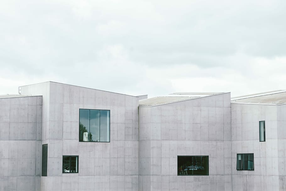 grigio, costruzione, in piedi, accanto, struttura costruita, architettura, esterno dell'edificio, moderno, attività commerciale, nessuno, finestra, posto di lavoro, caratteristica della parete, all'aperto, nuvola - cielo, giorno, cielo, vetro - materiale, città, natura, riflessione, ufficio, copia spazio, calcestruzzo, edificio per uffici esterno, 4K