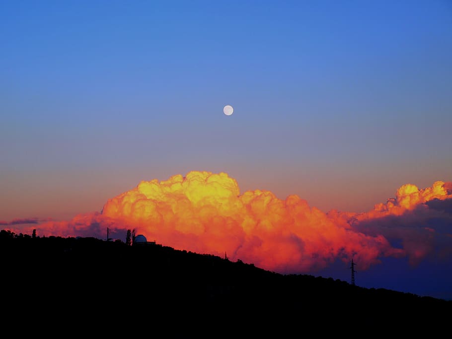 silueta, turó, fum, ple, lluna, lluna plena, posta de sol, naturalesa, vespre, color taronja, cel, a l'aire lliure, paisatge, escenics, alba, nit, cap gent, bellesa a la natura, escenics - natura, medi ambient, escena tranquil·la, tranquil·litat, escena no urbana, muntanya, núvol - cel, terra, idíl·lic, 2K