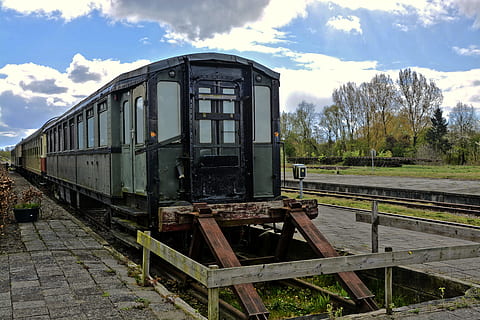 vogn, jernbanevogn, oldtimer, tog, jernbanelinje, jernbane, transportsystem, jernbanetransport, himmel, jernbanespor, spore, transportform, transportmidler, tog - køretøj, offentlig transport, sky - himmel, natur, gammel, dag, forladt, forældet, ingen mennesker, kørt ned, udendørs, beskadiget, shunting yard, forringelse, ødelagt, 5K, CC0, offentligt domæne, royaltyfrie