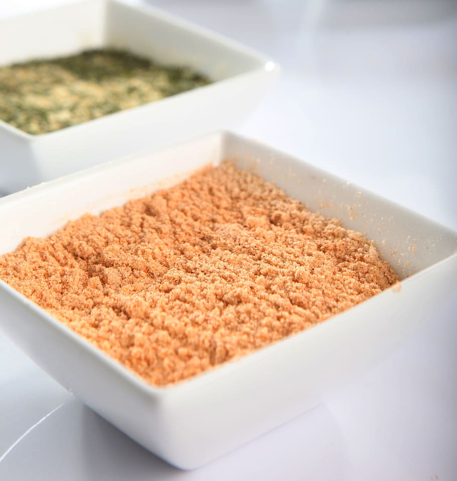 kibbelingmix, herbes, peix, menjar, menjar i beguda, contenidor, a l'interior, cap gent, primer pla, sucre morè, ingredient, frescor, benestar, menjar dolç, alimentació saludable, vista d’angle alt, natura morta, sucre, Caixa, bol, enfocament selectiu, dolç, fer dieta, 4K