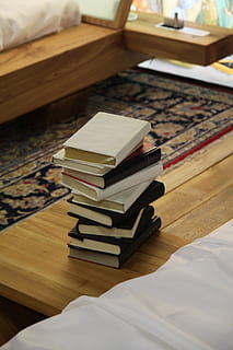 photo, empilés, livres, table, empiler, livre, éducation, savoir, apprendre, bibliothèque, école, code couleur, haute, commande élégante, à l'intérieur, Littérature, en train de lire, publication, nature morte, personne, bois - matériau, vue grand angle, se concentrer sur le premier plan, apprentissage, grand groupe d'objets, étagère, meubles, intérieur de la maison, chambre domestique, journée, lit, en train d'étudier, livre à couverture rigide, 2K, CC0, domaine public, libre de droits