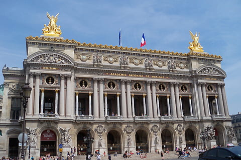 Paris, Teatro, Oper, die Architektur, gebaute Struktur, Reiseziele, Gebäudehülle, Tourismus, Reise, Stadt, Gruppe von Leuten, architektonische Säule, Himmel, Skulptur, Geschichte, die Vergangenheit, Flachwinkelansicht, Bogen, Tag, Natur, große gruppe von menschen, echte Menschen, aufwendig, 2K, CC0, gemeinfrei, lizenzfrei