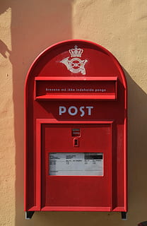 Postboks, post, postkasse, rød, stolpe, boks, brev, letterbox, meddelelse, service, levering, porto, sende, besked, gammel, symbol, metal, design, kontor, traditionel, korrespondance, retro, beholder, dansk, offentlige postkasse, tekst, vestlige script, murbygningsfunktion, ingen mennesker, dag, tæt på, telefon, bekvemmelighed, bygget struktur, arkitektur, forbindelse, udendørs, nummer, sikkerhed, 2K
