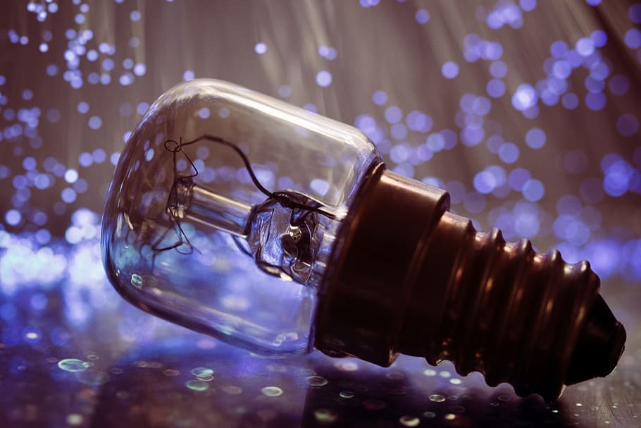 selectiu, focalitzar la fotografia, bombeta, llum, pera, energia, il·luminació, electricitat, fosc, apagar la llum, filferro brillant, fer llum, corrent, resum, vidre, fil, cap gent, menjar i beguda, brillant, primer pla, filament, transparent, refresc, vidre - material, tir de l'estudi, menjar, naturalesa, blau, beure, contenidor, equips d’il·luminació, a l'interior, moviment, ampolla, 1080P
