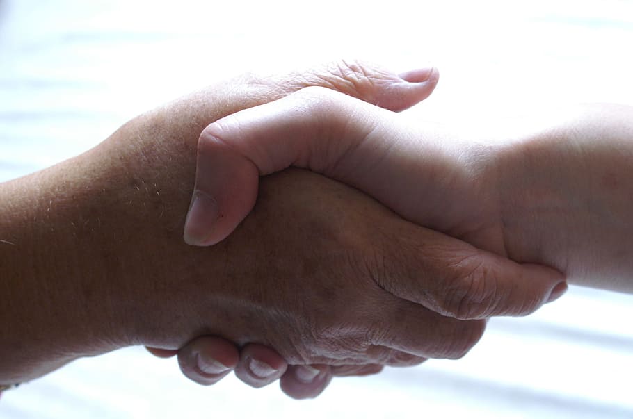 la mà de la persona, amistat, ajuda, mans, suport, mà humana, mà, part del cos humà, part del cos, dit, dit humà, emoció, gent, primer pla, adult, emoció positiva, homes, unió, amor, de la mà, centrar-se en primer pla, dues persones, agafant, canell, extremitat humana, encaixada de mans, 1080P