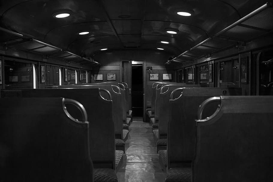 leeren, öffentliche Verkehrsmittel, Sitze, Zug, drinnen, beleuchtet, in einer Reihe, keine Leute, Sitz, Transport, Abwesenheit, Lichtanlage, Fahrzeuginnenraum, Fahrzeugsitz, Transportmittel, Richtung, Wiederholung, Schienenverkehr, Decke, Badezimmer, der Weg nach vorn, U-Bahn, 5K