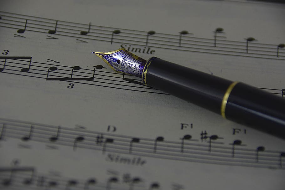 musica, partizione, gli appunti, penna, artisti, concerto, penna a sfera, scopo, carta, strumento di scrittura, avvicinamento, natura morta, penna stilografica, nessuno, messa a fuoco selettiva, in casa, cultura artistica e intrattenimento, formazione scolastica, documento, pennino, scrittura, vista dall'alto, testo, metallo, color argento, 5K