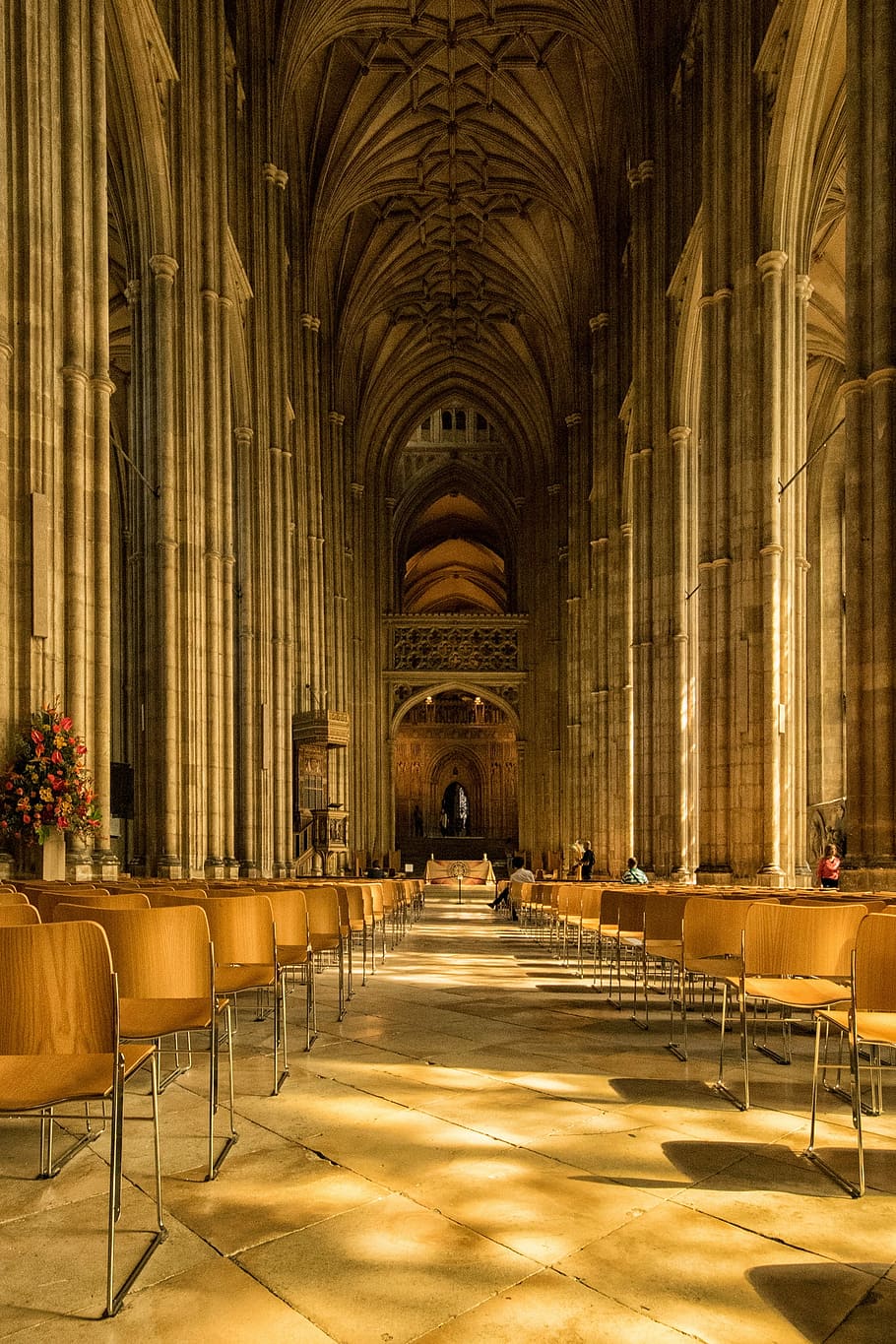 foto, sala de la capella de l'església, durant el dia, Església, capella, sala, arquitectura, a l'interior, catedral, cristianisme, lloc famós, catolicisme, religió, europa, història, arquitectura i edificis, cadira, arc, columna arquitectònica, destinacions de viatge, seient, estructura construïda, en fila, edifici, cap gent, il·luminat, buit, absència, el passat, lloc de culte, sostre, equips d’il·luminació, passadís, 2K