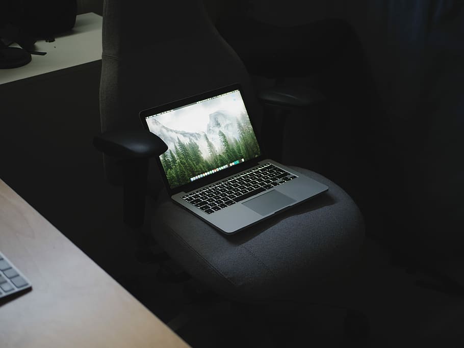 MacBook, pro, gris, rotació, butaca, portàtil, ordinador, Pantalla d'ordinador, MacBook Pro, mac, tecnologia, comunicació, connexió, tecnologia sense fils, a l'interior, fosc, primer pla, cap gent, equips informàtics, pantalla del dispositiu, teclat, taula, dispositiu d’informació portàtil, pantalla, teclat d’ordinador, vista d’angle alt, fons negre, usant portàtil, 4K