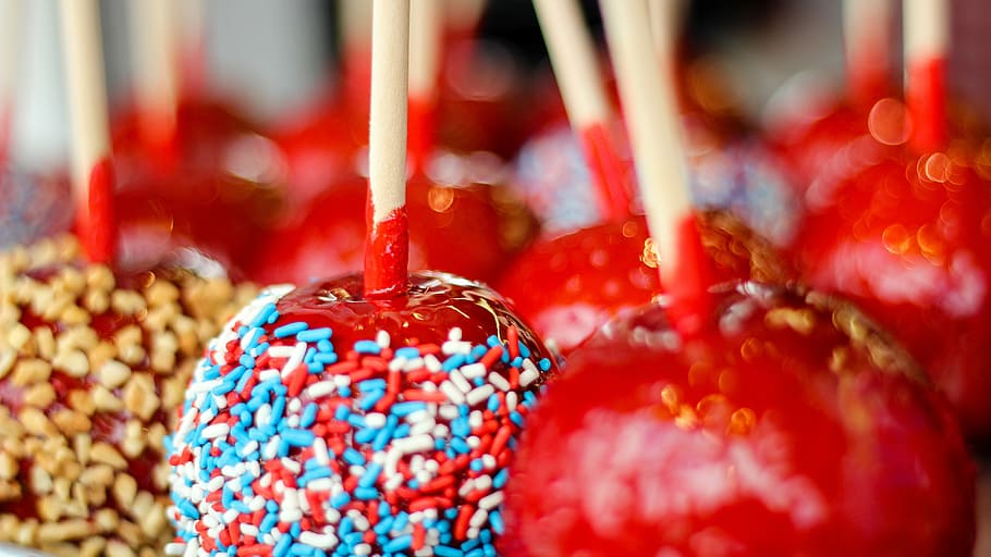 slik, æbler, rød, sød, dessert, Pind, sukker, farverig, tæt på, hængende, mad, ingen mennesker, detail, mad og drikke, marked, fokus på forgrunden, selektiv fokusering, multi farvet, lille virksomhed, til salg, ferie, markedsbod, fest, butik, stor gruppe af objekter, forbrugerisme, 5K