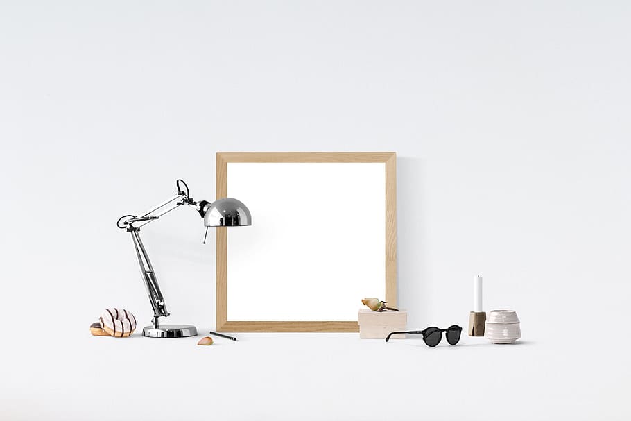 rustfri, stål bordlampe, ved siden af, sort, solbriller, plakat mockup, mockup, plakat, ramme, skabelon, indre, Foto, blank, plads, skrivebord, præsentation, lager, billede, væg, indendørs, ingen mennesker, kopiere plads, studio skud, skåret ud, gruppe af objekter, forretning, hvid baggrund, hvid farve, medium gruppe af objekter, bestille, gruppe, arkitektur, farvet baggrund, arbejdsværktøj, beholder, home showcase interiør, omsorg, 5K