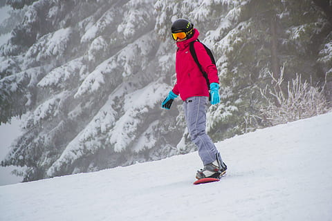 mand, iført, lyserød, jakke snowboarding, vintervejr, aktivitet, fedt nok, downhill, ekstrem, sjovt, høj, livsstil, bjerg, ski, stå på ski, glide, sne, snowboard, snowboarder, snowboarding, hastighed, sport, sti, rejse, hvid, vinter, ung, kold temperatur, fuld længde, varme tøj, en person, mennesker, strik hat, udendørs, fritidsaktivitet, tøj, ferier, ferie, natur, vintersport, dag, bevægelse, rigtige mennesker, træ, ski-wear, 4K, CC0, offentligt domæne, royaltyfrie