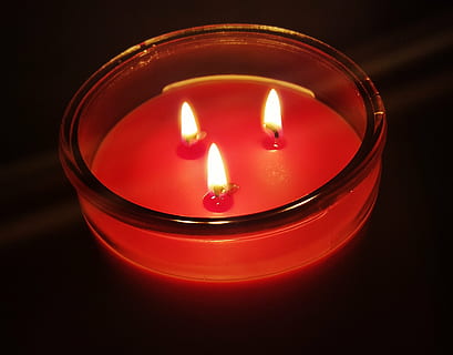 Kerze, Docht, Flamme, aromatisch, duftend, Kerzenwachs, Wachs, Licht, Feuer, Verbrennung, Feuer - natürliches Phänomen, beleuchtet, glühend, Hitze - Temperatur, Nahansicht, drinnen, dunkel, keine Leute, Natur, Dekoration, Lichtanlage, rot, Teelicht, Studioaufnahme, Licht - natürliches Phänomen, High Angle View, schwarzer Hintergrund, Helligkeit, auf dem Wasser schwimmen, schmelzen, 2K, CC0, gemeinfrei, lizenzfrei