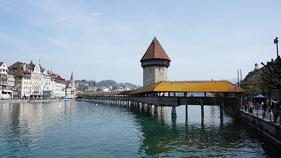 svizzero, erba medica, ponte, struttura costruita, architettura, esterno dell'edificio, acqua, giorno, riflessione, cielo, costruzione, lungomare, natura, fiume, città, destinazioni di viaggio, connessione, nessuno, ponte coperto, Torre, storia, ponte - struttura fatta dall'uomo, 1080P, CC0, dominio pubblico, privo di copyright