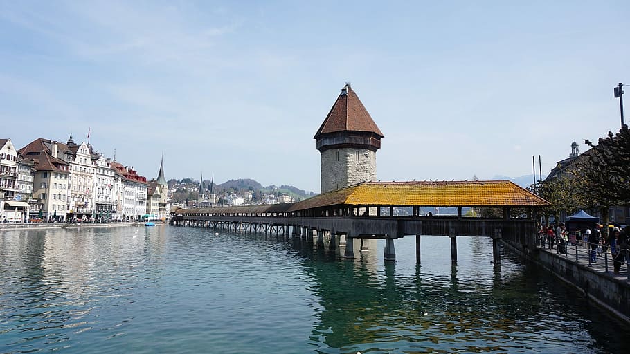 svizzero, erba medica, ponte, struttura costruita, architettura, esterno dell'edificio, acqua, giorno, riflessione, cielo, costruzione, lungomare, natura, fiume, città, destinazioni di viaggio, connessione, nessuno, ponte coperto, Torre, storia, ponte - struttura fatta dall'uomo, 1080P