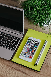 ordinateur portable acer argent, blanc, bloc-notes, en bois, bureau, argent, acer, portable, pomme blanche, iphone Apple, Pomme, iphone, travail, carnet, affaires, téléphone intelligent, crayon, La technologie, ordinateur, l'Internet, Technologie sans fil, ordinateurs Apple, moniteur d'ordinateur, mobilité, table, clavier d'ordinateur, équipement, la communication, moderne, dispositif d'information portable, lien, personne, couleur verte, vue grand angle, écran, bois - matériau, équipement informatique, à l'intérieur, écran de l'appareil, clavier, nature morte, plante, 4K, CC0, domaine public, libre de droits