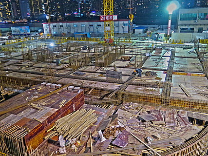 Seite? ˅, Wolkenkratzer, Bauarbeiten, bauen, Stadtbaustelle, hohe nacht, shanghai, High Angle View, die Architektur, gebaute Struktur, keine Leute, beleuchtet, Industrie, Baustelle, Gebäudehülle, Spur, Bahngleis, Schienenverkehr, draußen, Baugewerbe, Transport, Nacht-, Stadt, Metall, Transportmittel, Rangierbahnhof, industrielle Ausrüstung, 4K, CC0, gemeinfrei, lizenzfrei