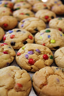 cookies, galetes, enfornar, cocció, safata, m ms, smarties, menjar i beguda, menjar, al forn, menjar dolç, cookie, frescor, natura morta, indulgència, a l'interior, primer pla, gran grup d'objectes, marc complet, cap gent, menjar poc saludable, temptació, dolç, postres, fons, llest per menjar, enfocament selectiu, element de pastisseria al forn, berenar, galetes de xocolata, 5K, CC0, domini públic, lliure de regalies