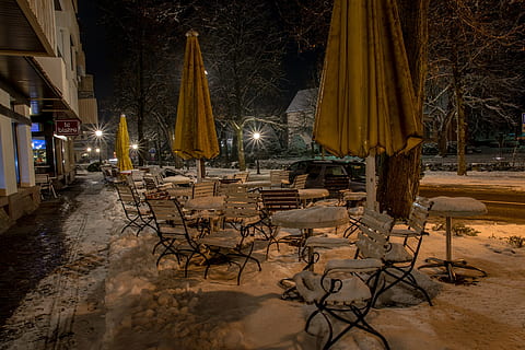 bistro, sne, vinter, vinterlige, hvid, kold, baglygte, snedækket, stol, nat, ingen mennesker, udendørs, belyst, sæde, natur, bord, arkitektur, træ, belysningsudstyr, plante, bygget struktur, fravær, kold temperatur, restaurant, bygning, elektrisk lampe, 4K, CC0, offentligt domæne, royaltyfrie