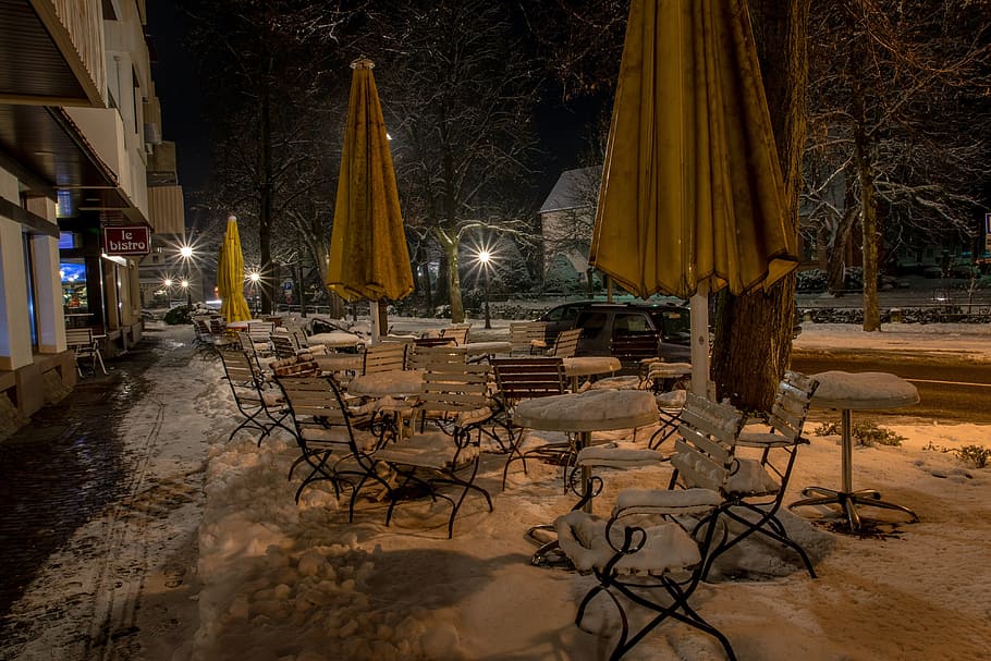 bistro, sne, vinter, vinterlige, hvid, kold, baglygte, snedækket, stol, nat, ingen mennesker, udendørs, belyst, sæde, natur, bord, arkitektur, træ, belysningsudstyr, plante, bygget struktur, fravær, kold temperatur, restaurant, bygning, elektrisk lampe, 4K