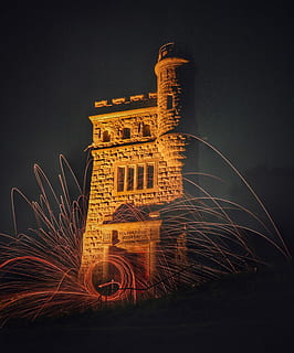 fotografia de llana d'acer, focs artificials, frontal, marró, concret, edifici, torre, nit, senders de llum, moviment, exposició llarga, arquitectura, estructura construïda, exterior de l'edifici, il·luminat, cel, cap gent, naturalesa, vista d’angle baix, història, cel clar, el passat, a l'aire lliure, destinacions de viatge, brillant, alta - alta, llana de filferro, 4K, CC0, domini públic, lliure de regalies