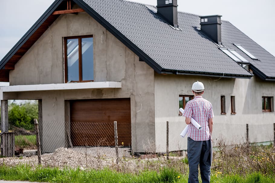 Mann, Schutzhelm, suchen, grau, Beton, Haus, Gebäude, Professionel, Mitarbeiter, Baumeister, Arbeitnehmer, Architekt, Reparatur, der Betreiber, Sicherheit, Geschäft, bauen, Karosserie, Fabrik, Helm, Landvermesser, Konzern, Menschen, der Vorarbeiter, Mechanik, männlich, Werkzeuge, Arbeit, die Produktion von, die Branche, industriell, Entwicklung, Profi, die Architektur, Gebäudehülle, gebaute Struktur, eine Person, Stehen, Erwachsene, Männer, Tag, Hut, Landwirtschaft, Natur, Wohngegend, Besetzung, Schutz, echte Menschen, Rückansicht, Farmer, 4K