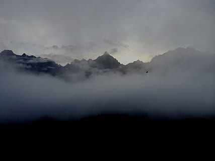 tamsūs nimbuso debesys, antenos, vaizdas, debesys, Debesuota, kalnai, debesis, kraigo, kalnas, paukštis, skraidantis, pobūdį, debesis - dangus, „cloudscape“, scenos, dangus, kraštovaizdį, oras, rūkas, lauke, kalnų, tamsus, kalnų viršūnė, grožis gamtoje, nėra žmonių, vaizdai - gamta, aplinką, ramybė, ramioje scenoje, siluetas, ryte, žemės, ne miesto scenoje, didingas, idiliškas, 2K, CC0, Viešasis domenas, nemokamai