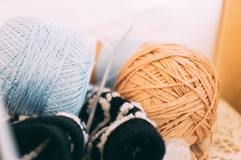uncinetto, gancio, maglieria, filato, filati per maglieria, arte e intrattenimento, oggetti, lana, mestiere, avvicinamento, filo, corda, Hobby, Materiale, nessuno, ago da maglia, palla di lana, in casa, tessile, arte e artigianato, capi di abbigliamento, creatività, natura morta, concentrarsi sulle conoscenze acquisite, modello, calzino, vista dall'alto, messa a fuoco selettiva, inverno, morbidezza, vestiti caldi, 4K, CC0, dominio pubblico, privo di copyright