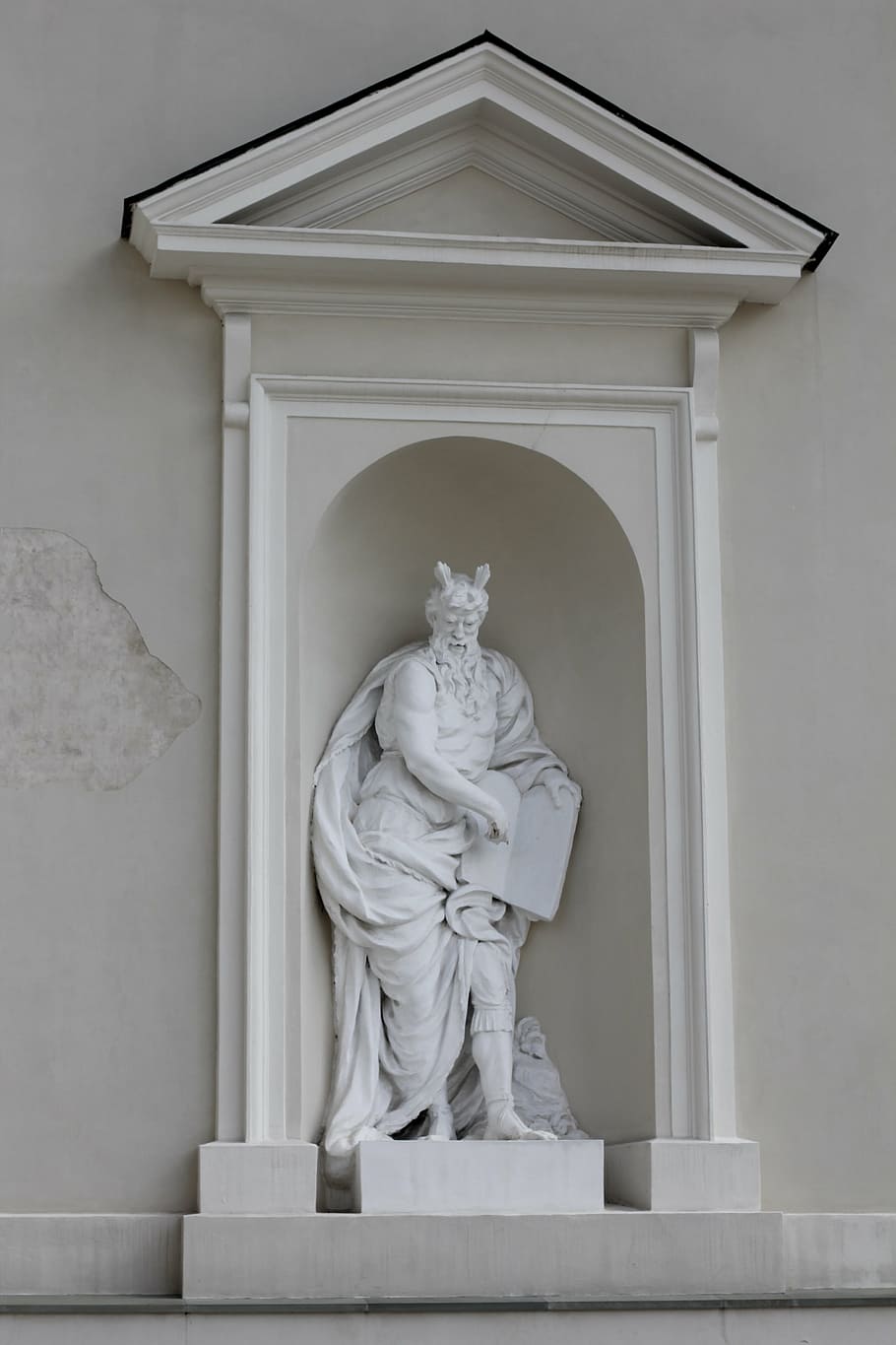 vilnius, Lituània, Europa de l'est, façana, barri antic, arquitectura, històricament, cases de façanes, Gable, escultura, art i artesania, estàtua, representació humana, representació, creativitat, cap gent, semblança masculina, artesania, estructura construïda, religió, espiritualitat, història, semblança femenina, edifici, funció de construcció de parets, el passat, dia, creença, àngel, 5K