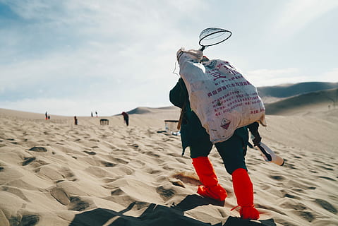 en haut, la personne, portant, blanc, sac, montée, dunes, le sable, bottes orange, plage, terre, ciel, la nature, journée, une personne, Vrais gens, Activité de loisir, toute la longueur, nuage - ciel, sport, lumière du soleil, modes de vie, personnes accessoires, vue arrière, en plein air, vacances, femmes, 4K, CC0, domaine public, libre de droits