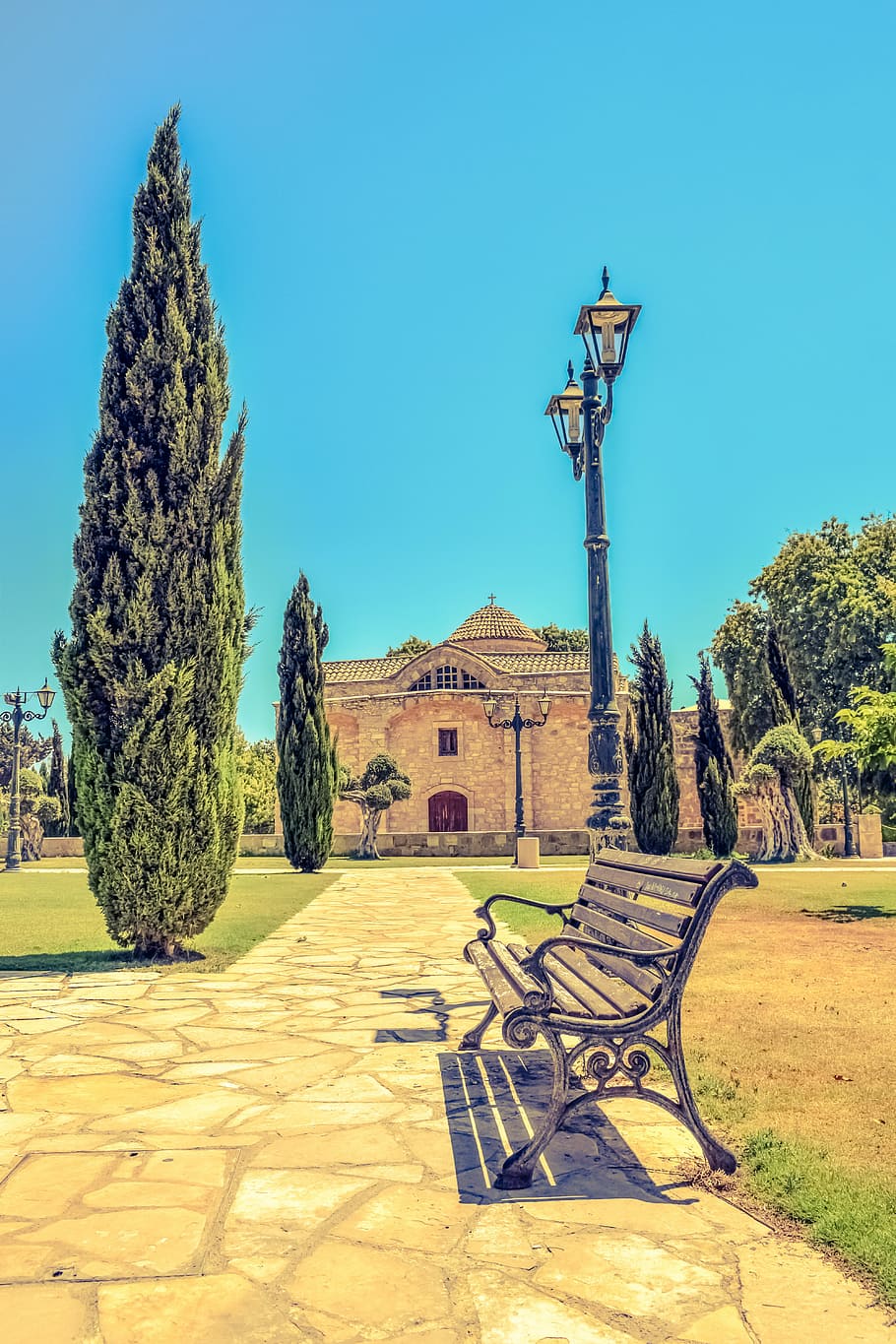 banc, llum, quadrat, parc, església, parc, Església, arquitectura, angeloktisti, kiti, Xipre, paisatge, arbre, cap gent, a l'aire lliure, cel clar, naturalesa, planta, cel, llum solar, dia, seient, creixement, blau, estructura construïda, terra, herba, camp, medi ambient, Banc del parc, 5K